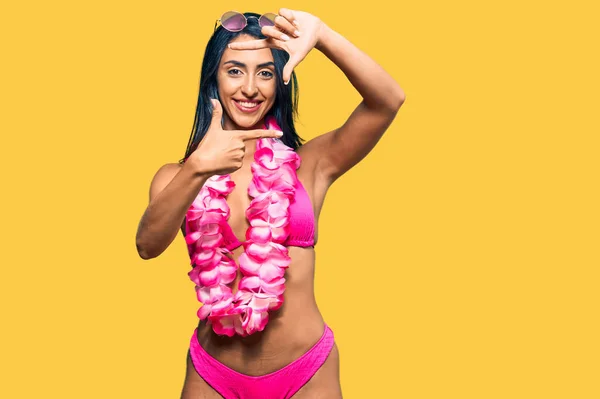 Schöne Hispanische Frau Bikini Und Hawaiianischem Lei Lächelnd Macht Rahmen — Stockfoto