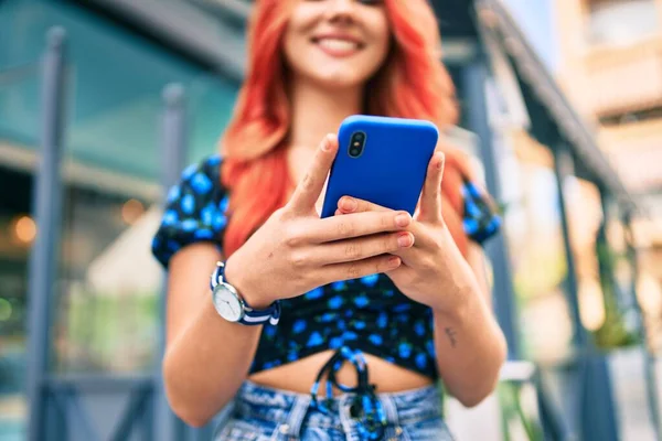 Młoda Ruda Dziewczyna Uśmiechnięta Szczęśliwy Pomocą Smartfona Mieście — Zdjęcie stockowe