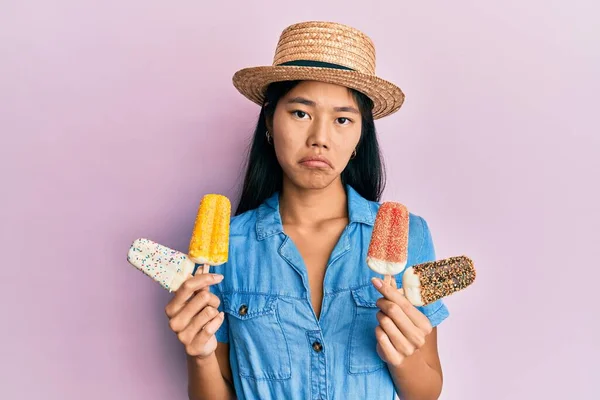 Joven Mujer China Con Estilo Veraniego Sosteniendo Helado Deprimido Preocupado —  Fotos de Stock