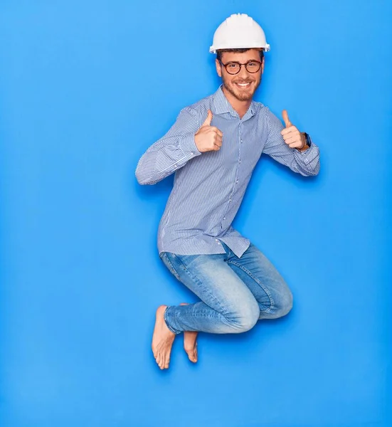 Jovem Bonito Arquitecto Com Óculos Boné Sorrir Feliz Saltando Com — Fotografia de Stock