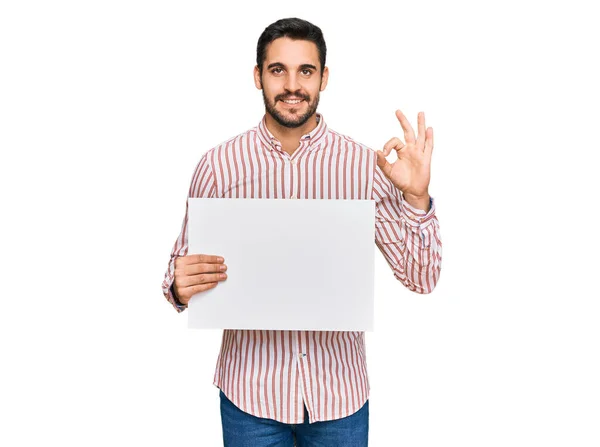 Joven Hispano Sosteniendo Una Pancarta Vacía Blanco Haciendo Buen Signo — Foto de Stock