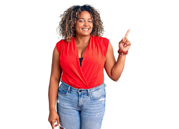 Young African American Size Woman Wearing Casual Style Sleeveless Shirt — Stock Photo, Image