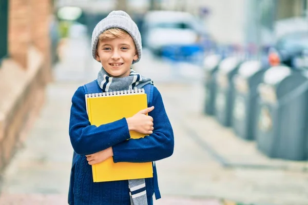 Очаровательный Блондин Ученик Улыбается Счастливой Книгой Школе — стоковое фото