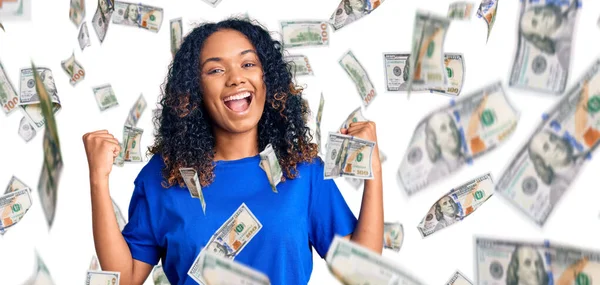 Jovem Afro Americana Vestindo Roupas Casuais Gritando Orgulhoso Celebrando Vitória — Fotografia de Stock