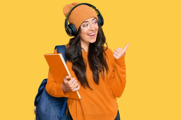 Hermosa Morena Joven Con Mochila Estudiante Sosteniendo Libros Apuntando Con — Foto de Stock