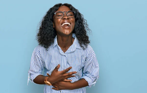 Mooie Afrikaanse Jonge Vrouw Draagt Casual Kleren Glazen Lachen Hard — Stockfoto