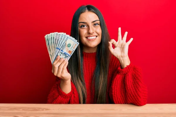 Schöne Hispanische Frau Hält Dollars Der Hand Und Macht Mit — Stockfoto