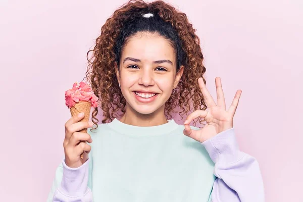 Bella Bambina Con Capelli Ricci Che Tengono Gelato Facendo Segno — Foto Stock