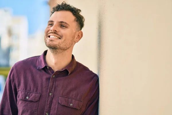 Joven Hispano Sonriendo Feliz Pie Ciudad —  Fotos de Stock