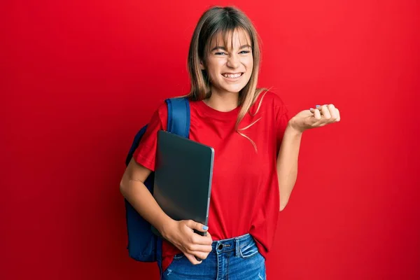 Tiener Kaukasisch Meisje Dragen Student Rugzak Houden Computer Laptop Schreeuwen — Stockfoto