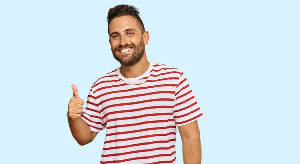 Homem Bonito Com Barba Vestindo Tshirt Listrada Sorrindo Feliz Positivo — Fotografia de Stock