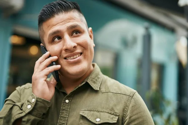 Junger Lateinischer Mann Lächelt Glücklich Mit Smartphone Die Stadt — Stockfoto