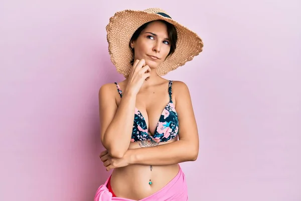 Young Brunette Woman Short Hair Wearing Bikini Hat Thinking Concentrated — Stock Photo, Image