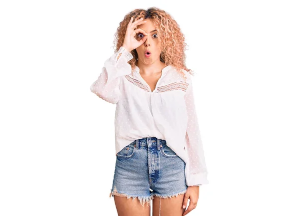 Jonge Blonde Vrouw Met Krullend Haar Dragen Elegante Zomer Shirt — Stockfoto