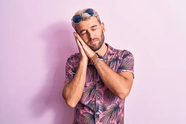 Knappe Blonde Man Vakantie Met Casual Shirt Zonnebril Roze Achtergrond — Stockfoto