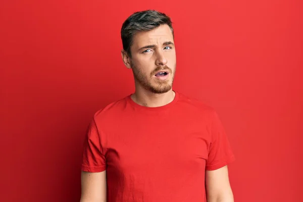 Όμορφος Καυκάσιος Άντρας Που Φοράει Κόκκινο Μπλουζάκι Κατάσταση Σοκ Δείχνει — Φωτογραφία Αρχείου