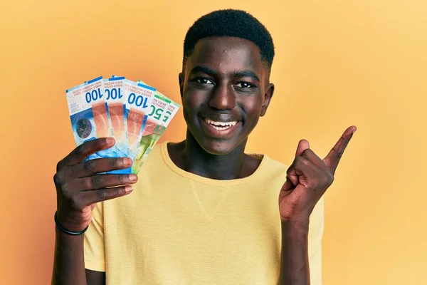 손가락으로 가리키며 스위스 지폐를 아프리카계 미국인 — 스톡 사진