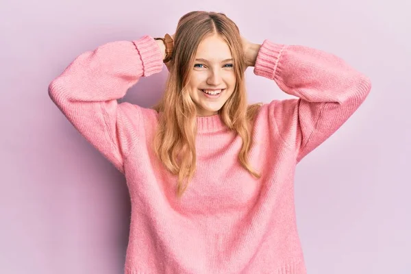 Mooi Jong Kaukasisch Meisje Dragen Casual Kleding Ontspannen Stretching Armen — Stockfoto