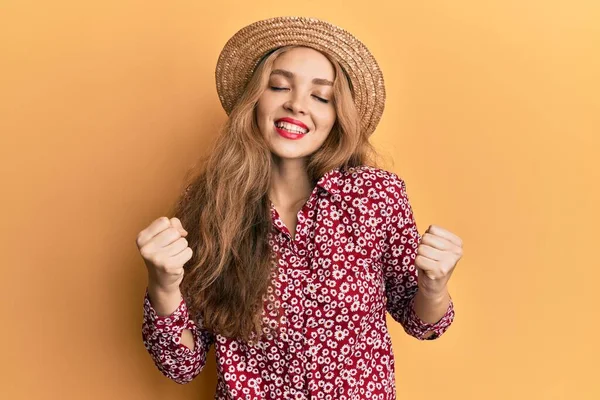 Hermosa Mujer Rubia Caucásica Con Sombrero Verano Emocionada Por Éxito — Foto de Stock