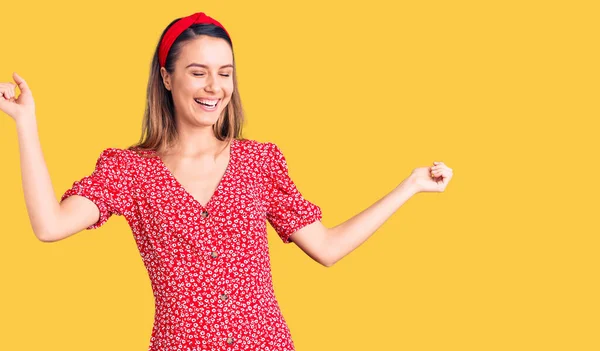 Jong Mooi Meisje Dragen Jurk Diadeem Dansen Gelukkig Vrolijk Glimlachen — Stockfoto