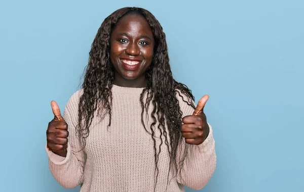 Jonge Afrikaanse Vrouw Draagt Wol Winter Trui Succes Teken Doen — Stockfoto