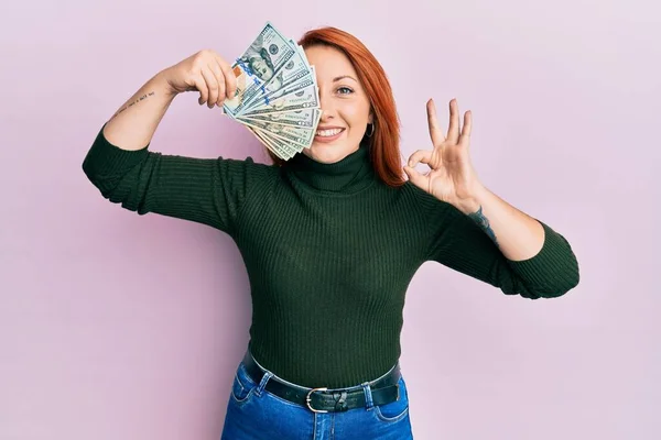 Güzel Kızıl Saçlı Kadın Elinde Dolarları Gözünün Üstünde Tutuyor Parmaklarıyla — Stok fotoğraf
