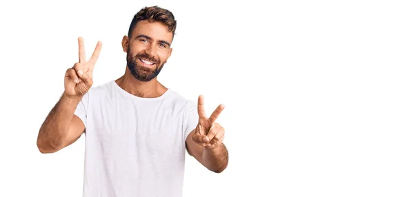 Jonge Spaanse Man Casual Wit Tshirt Glimlachend Naar Camera Kijkend — Stockfoto