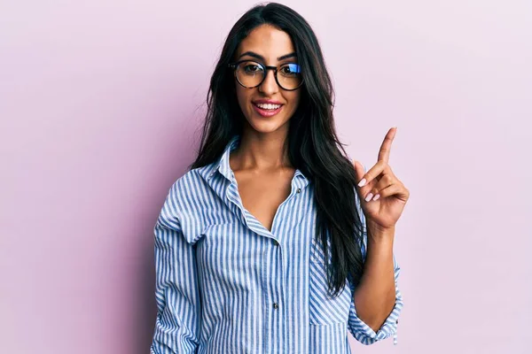 Mooie Latijns Amerikaanse Vrouw Casual Kleding Bril Glimlachend Met Een — Stockfoto