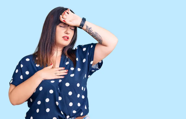 Jovem Mulher Size Vestindo Roupas Casuais Tocando Testa Para Doença — Fotografia de Stock