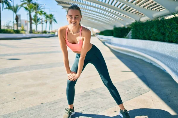 Jovem Esportista Loira Vestindo Roupas Esportivas Esticando Cidade — Fotografia de Stock