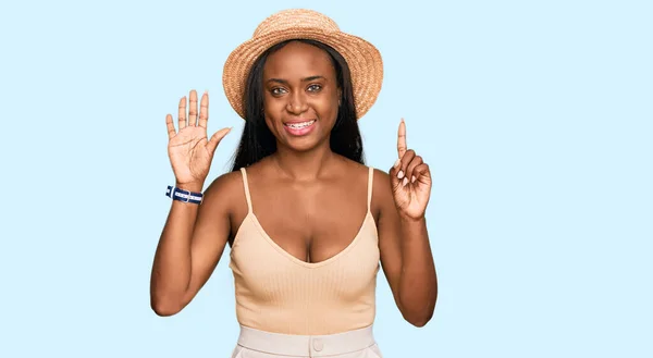 年轻的黑人妇女头戴夏帽 头戴六号手指 面带微笑 自信而快乐 — 图库照片