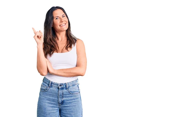 Ung Vacker Brunett Kvinna Bär Casual Ärmlös Shirt Med Ett — Stockfoto