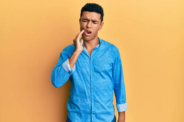 年轻的阿拉伯男子 身穿休闲服 手牵着嘴 因牙齿疼痛或牙病而有痛苦的表情 — 图库照片