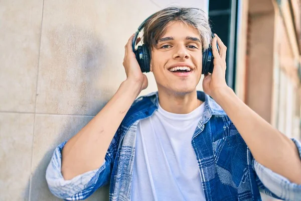 Jovem Hispânico Sorrindo Feliz Usando Fones Ouvido Cidade — Fotografia de Stock