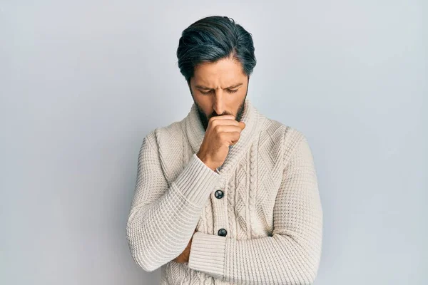 風邪や気管支炎の症状として カジュアルな服を着て咳をする若いヒスパニック系の男性 ヘルスケアの概念 — ストック写真