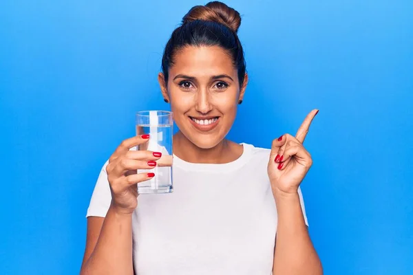 Ung Vacker Brunett Kvinna Dricka Glas Vatten Ler Glad Pekar — Stockfoto