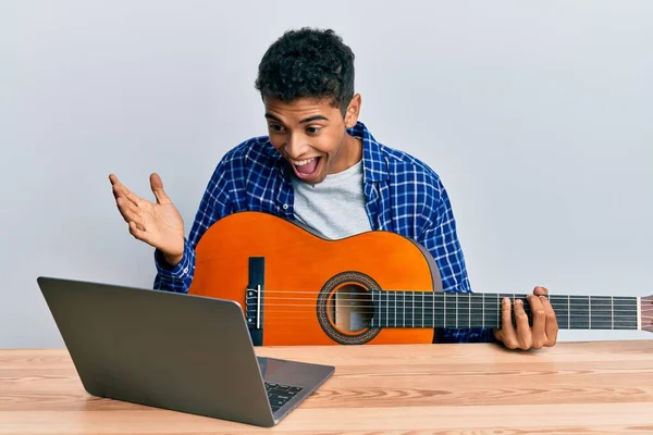 Joven Hombre Afroamericano Guapo Aprendiendo Guitarra Clásica Tutorial Línea Celebrando —  Fotos de Stock