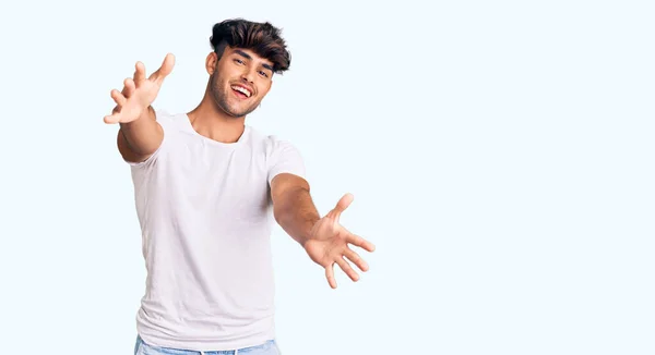 Jovem Hispânico Vestindo Roupas Casuais Olhando Para Câmera Sorrindo Braços — Fotografia de Stock