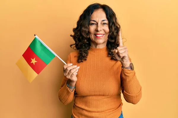 Donna Ispanica Mezza Età Che Tiene Bandiera Del Camerun Sorridente — Foto Stock