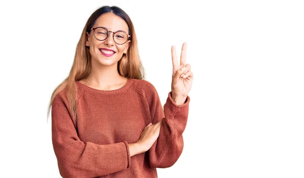 Mulher Bonita Usando Roupas Casuais Óculos Sorrindo Com Rosto Feliz — Fotografia de Stock