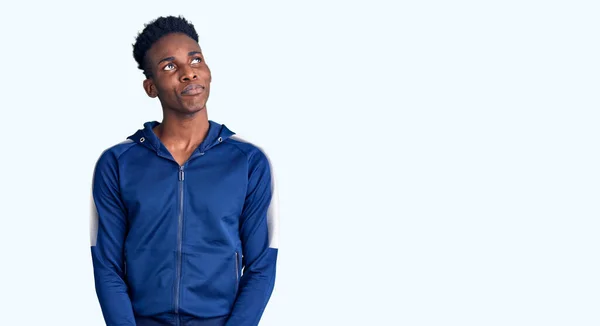 Afro Amerikalı Genç Adam Spor Kıyafetleri Giyiyor Gülümsüyor Yan Tarafa — Stok fotoğraf