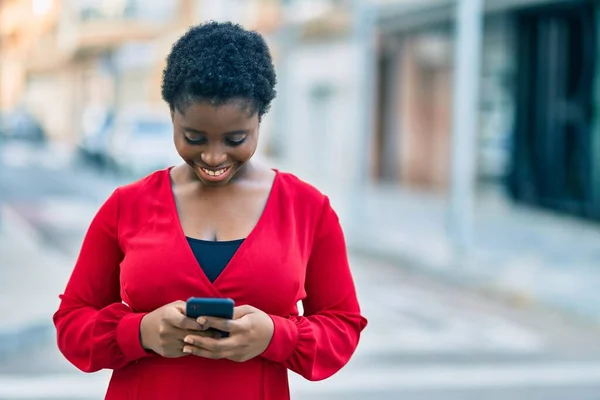 Joven Mujer Afroamericana Sonriendo Feliz Usando Smartphone Ciudad — Foto de Stock