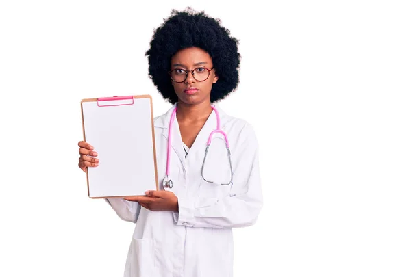 Young African American Woman Wearing Doctor Stethoscope Holding Clipboard Thinking — Stock Photo, Image