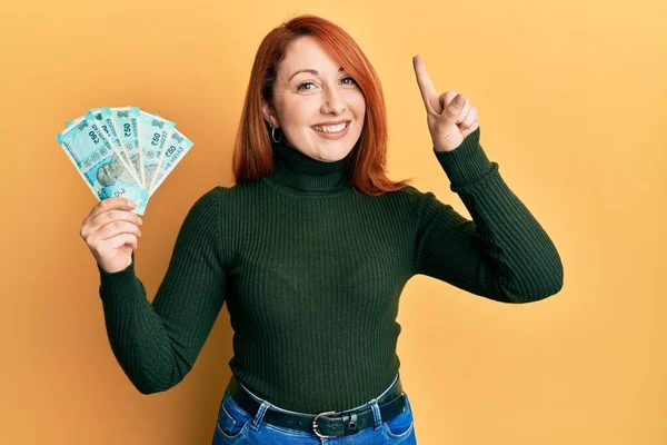 Mulher Ruiva Bonita Segurando Notas Rúpia Indiana Sorrindo Com Uma — Fotografia de Stock