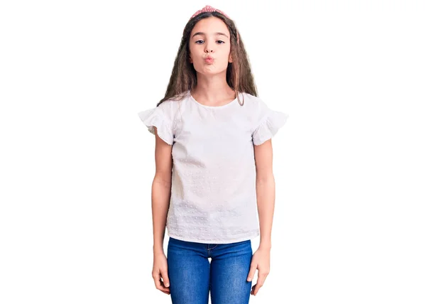 Linda Niña Hispana Vistiendo Camiseta Blanca Casual Mirando Cámara Soplando — Foto de Stock