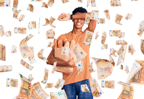 Junger Afrikanisch Amerikanischer Mann Hält Papiertüte Mit Brot Und Lächelt — Stockfoto