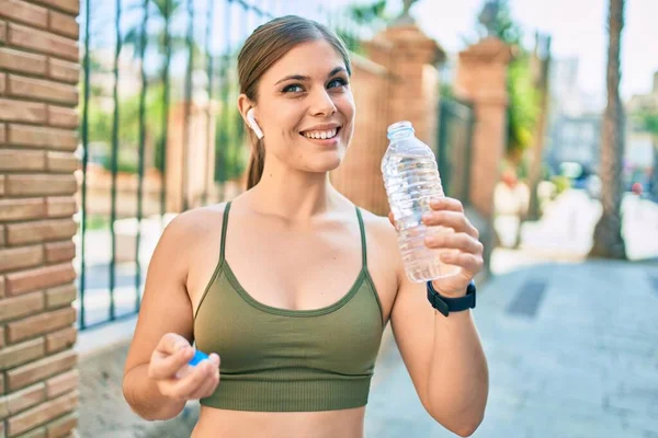 Junge Blonde Sportlerin Macht Sport Und Trinkt Eine Flasche Wasser — Stockfoto