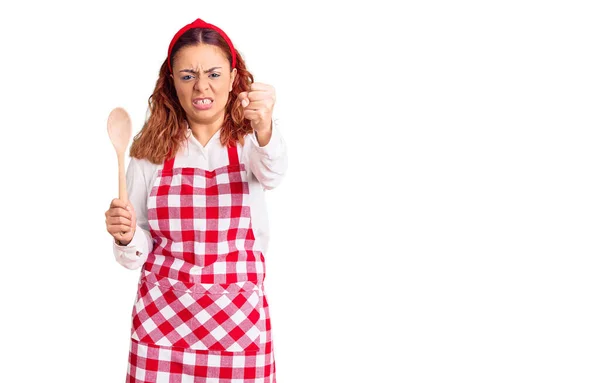 Junge Lateinische Frau Mit Schürze Und Kochlöffel Genervt Und Frustriert — Stockfoto