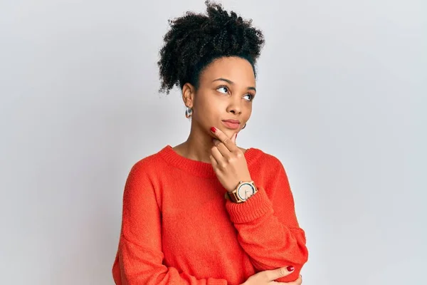 Ung Afrikansk Amerikansk Flicka Klädd Avslappnade Kläder Med Hand Hakan — Stockfoto