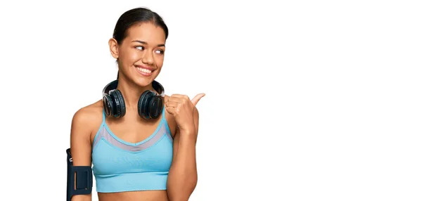 Hermosa Mujer Hispana Usando Ropa Deportiva Auriculares Sonriendo Con Cara —  Fotos de Stock